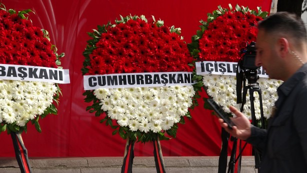 Foto - Kılıçdaroğlu'na şok! Gönderdiği çelengi parçaladılar