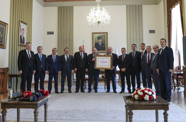 Foto - Kılıçdaroğlu'nu yıkacak kareler! YSK Başkanı Cumhurbaşkanı Erdoğan'ın mazbatasını teslim etti