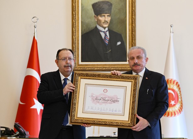 Foto - Kılıçdaroğlu'nu yıkacak kareler! YSK Başkanı Cumhurbaşkanı Erdoğan'ın mazbatasını teslim etti