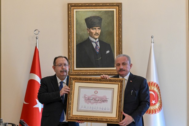 Foto - Kılıçdaroğlu'nu yıkacak kareler! YSK Başkanı Cumhurbaşkanı Erdoğan'ın mazbatasını teslim etti