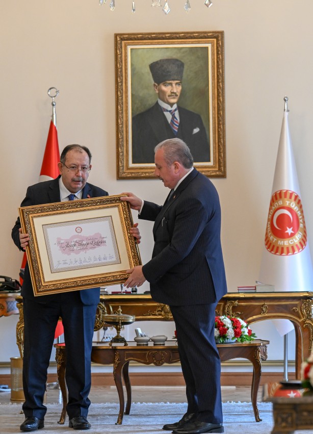 Foto - Kılıçdaroğlu'nu yıkacak kareler! YSK Başkanı Cumhurbaşkanı Erdoğan'ın mazbatasını teslim etti