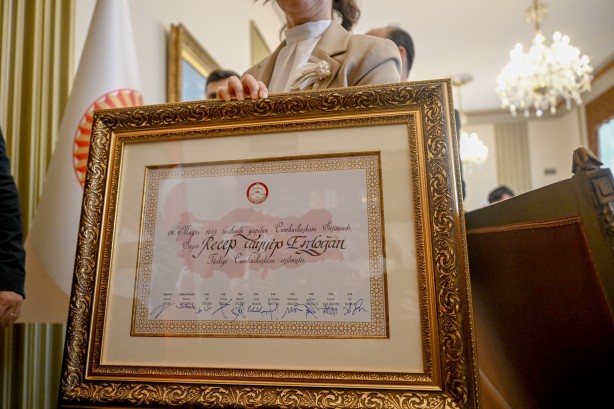 Foto - Kılıçdaroğlu'nu yıkacak kareler! YSK Başkanı Cumhurbaşkanı Erdoğan'ın mazbatasını teslim etti