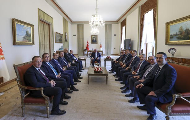 Foto - Kılıçdaroğlu'nu yıkacak kareler! YSK Başkanı Cumhurbaşkanı Erdoğan'ın mazbatasını teslim etti