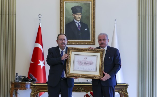 Foto - Kılıçdaroğlu'nu yıkacak kareler! YSK Başkanı Cumhurbaşkanı Erdoğan'ın mazbatasını teslim etti