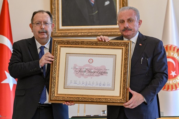 Foto - Kılıçdaroğlu'nu yıkacak kareler! YSK Başkanı Cumhurbaşkanı Erdoğan'ın mazbatasını teslim etti