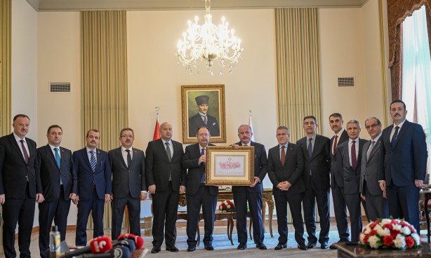 Foto - Kılıçdaroğlu'nu yıkacak kareler! YSK Başkanı Cumhurbaşkanı Erdoğan'ın mazbatasını teslim etti