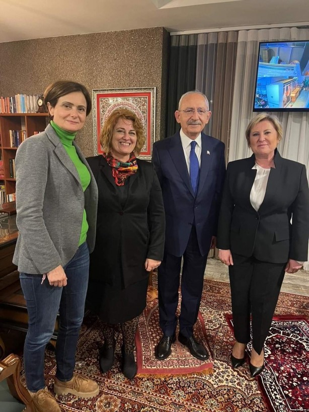 Foto - Kılıçdaroğlu’nun seccadeye ayakkabı ile basmasına siyasilerden peş peşe tepkiler