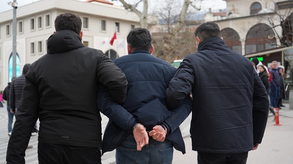 Kılıktan kılığa girip suçlulara göz açtırmıyorlar