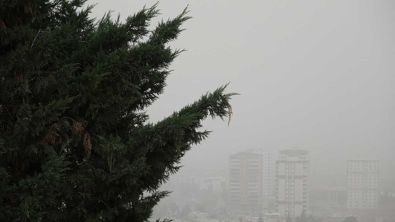 Foto - Kilis adeta kum fırtınasına teslim oldu: Suriye’den gelen toz kenti kâbus gibi kapladı!