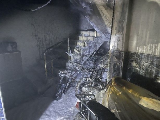 Foto - Kilis'te bina girişinde çıkan yangın söndürüldü