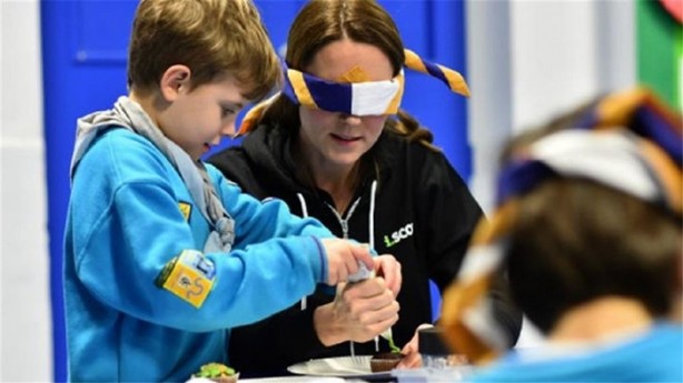 Foto - Kilo vermek için gözlerinizi bağlayarak yemek yiyin