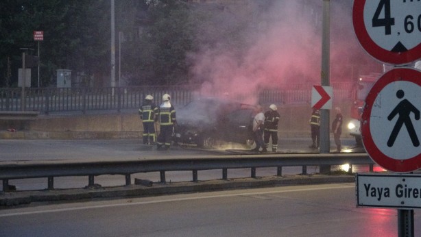 Foto - Kilometrelerce yol gidip aldığı cip, dönüş yolunda yandı