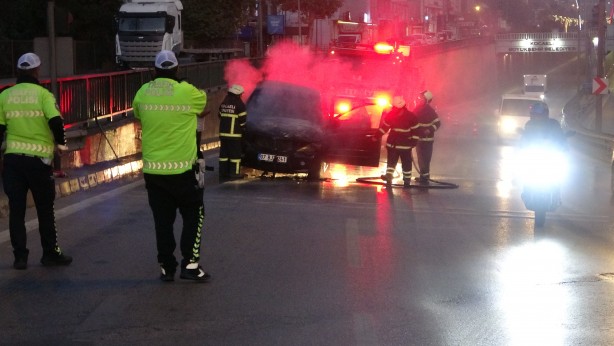 Foto - Kilometrelerce yol gidip aldığı cip, dönüş yolunda yandı