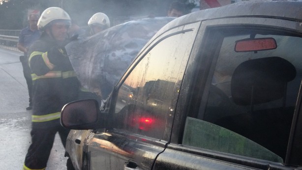 Foto - Kilometrelerce yol gidip aldığı cip, dönüş yolunda yandı
