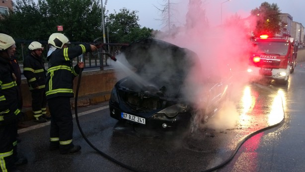 Foto - Kilometrelerce yol gidip aldığı cip, dönüş yolunda yandı