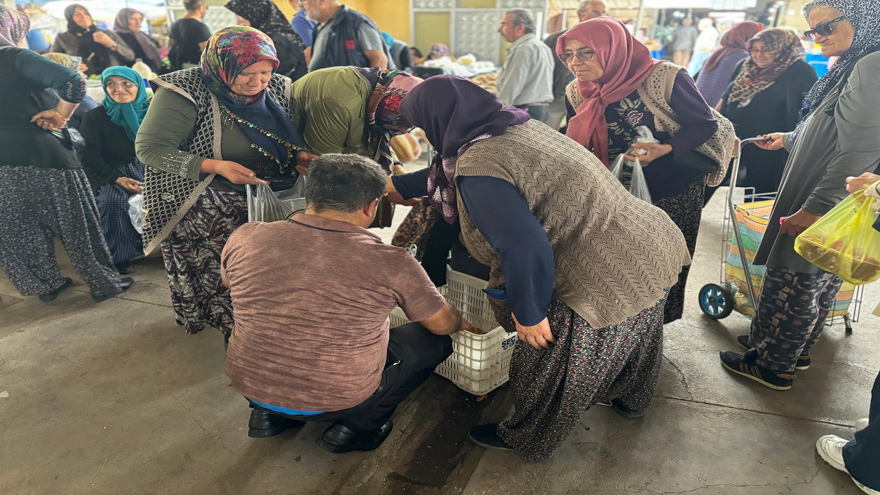 Foto - Kilosu 100 TL’ye düştü olanlar oldu! Bu izdihamın sebebini tahmin edemezsiniz