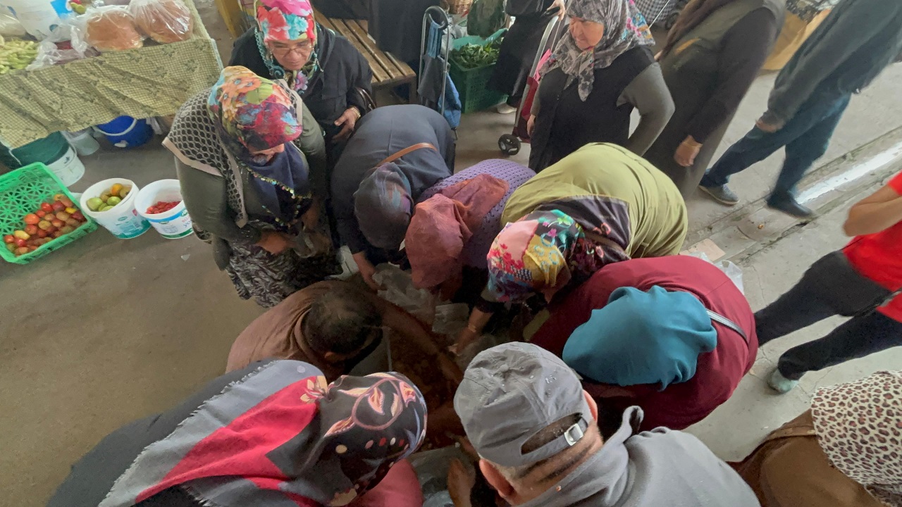 Foto - Kilosu 100 TL’ye düştü olanlar oldu! Bu izdihamın sebebini tahmin edemezsiniz