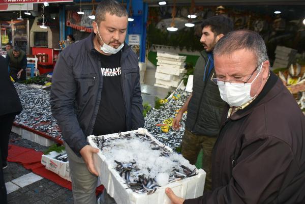 Foto - Kilosu 40 liradan 5 liraya düşünce kasa kasa aldılar