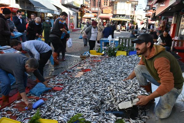 Foto - Kilosu 40 liradan 5 liraya düşünce kasa kasa aldılar