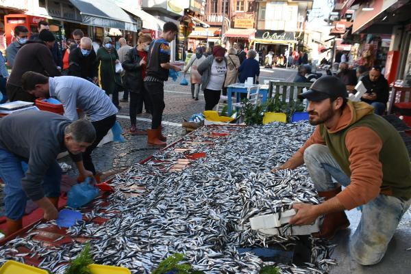 Foto - Kilosu 40 liradan 5 liraya düşünce kasa kasa aldılar