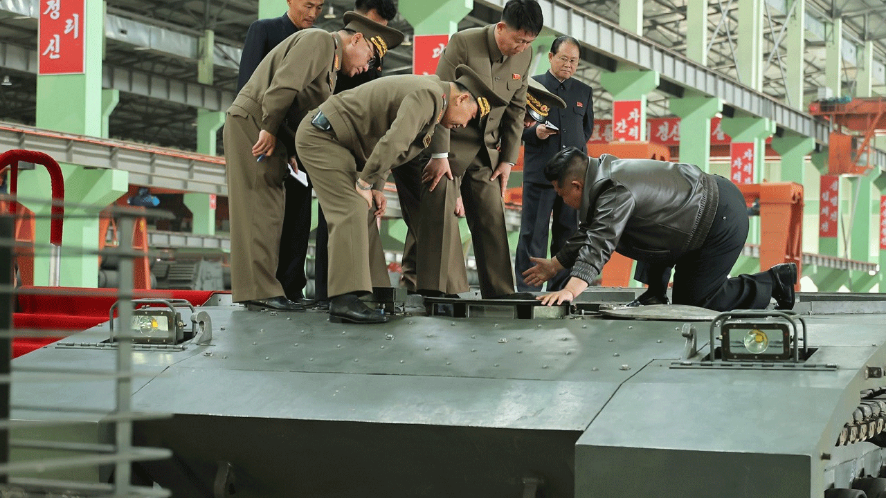 Foto - Kim Jong Un tank fabrikasına öyle bir talimat verdi ki... Uluslar arası yaptırımlar sökmedi!