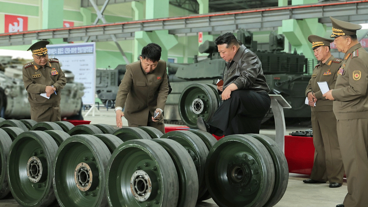 Foto - Kim Jong Un tank fabrikasına öyle bir talimat verdi ki... Uluslar arası yaptırımlar sökmedi!