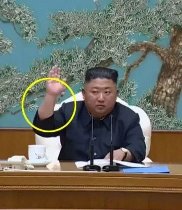 Foto - Üç haftadır hem halkının hem de dünyanın karşısına çıkmayan 38 yaşındaki Kim’in Nisan ayında kutlanan dedesi Kim Il-sung’un doğum günü etkinliklerine katılamaması ile gündeme gelen “Kuzey Kore lideri öldü mü” iddiaları birçok istihbarat kuruluşu tarafından da konuşulmaya başlanmıştı.