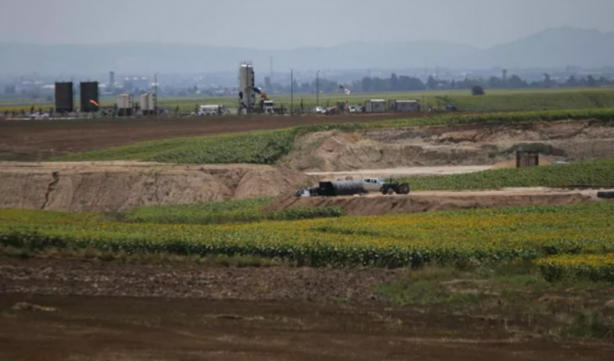 Foto - Kim neden, ne için yapar bunu? Petrol fışkıran kuyulara beton döküldü