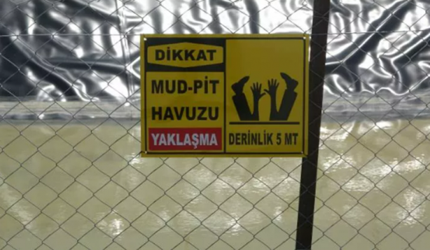 Foto - Kim neden, ne için yapar bunu? Petrol fışkıran kuyulara beton döküldü
