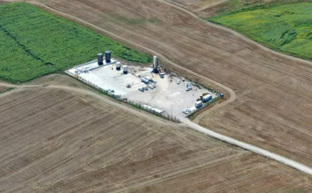 Foto - Kim neden, ne için yapar bunu? Petrol fışkıran kuyulara beton döküldü