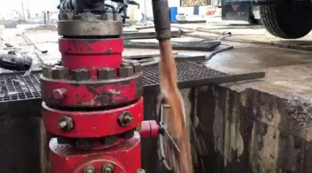 Foto - Kim neden, ne için yapar bunu? Petrol fışkıran kuyulara beton döküldü