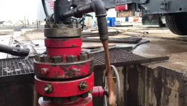 Foto - Kim neden, ne için yapar bunu? Petrol fışkıran kuyulara beton döküldü