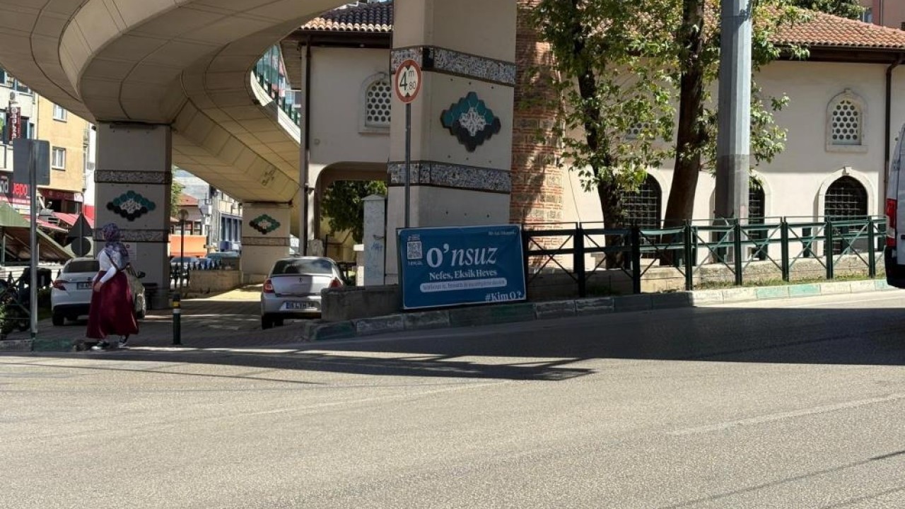 Foto - ‘Kim O?’ deyip tarih verdiler! Bursa'da esrarengiz pankartlar