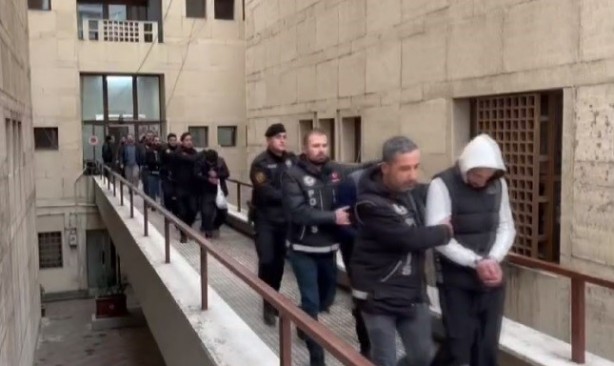 Foto - Kimi çatıdan kaçtı, kimi gardıropta enselendi! Bin polisle dev baskın