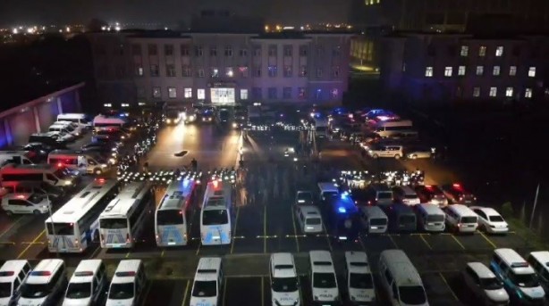 Kimi çatıdan kaçtı, kimi gardıropta enselendi! Bin polisle dev baskın