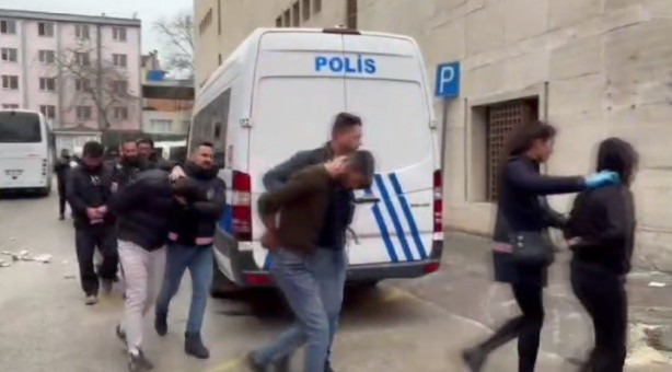 Foto - Kimi çatıdan kaçtı, kimi gardıropta enselendi! Bin polisle dev baskın