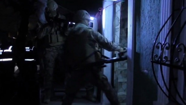 Foto - Kimi çatıdan kaçtı, kimi gardıropta enselendi! Bin polisle dev baskın