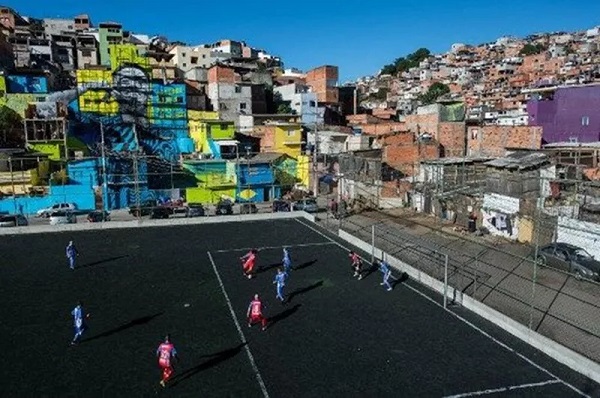 Foto - Kimi dağın tepesinde kimi denizin üzerinde! Dünyanın en ilginç halı sahaları