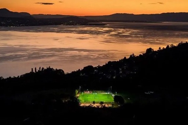 Foto - Kimi dağın tepesinde kimi denizin üzerinde! Dünyanın en ilginç halı sahaları