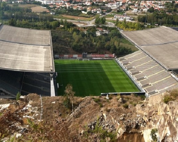 Foto - Kimi dağın tepesinde kimi denizin üzerinde! Dünyanın en ilginç halı sahaları