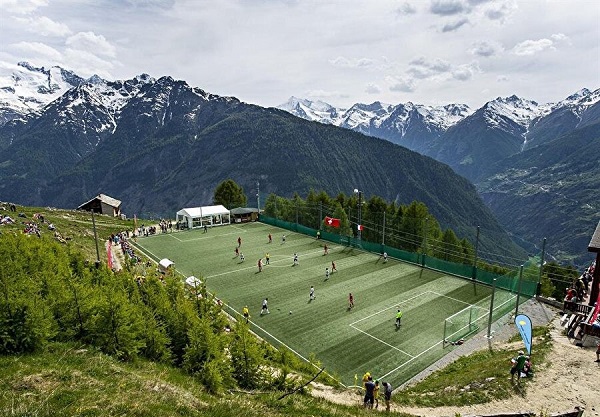 Foto - Kimi dağın tepesinde kimi denizin üzerinde! Dünyanın en ilginç halı sahaları