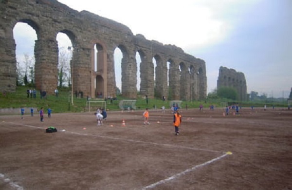 Foto - Kimi dağın tepesinde kimi denizin üzerinde! Dünyanın en ilginç halı sahaları