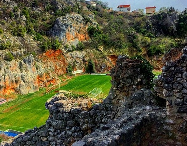 Foto - Kimi dağın tepesinde kimi denizin üzerinde! Dünyanın en ilginç halı sahaları