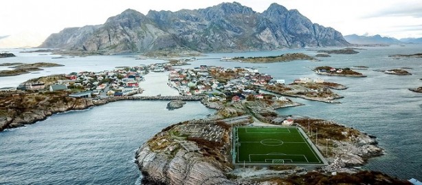 Foto - Kimi dağın tepesinde kimi denizin üzerinde! Dünyanın en ilginç halı sahaları