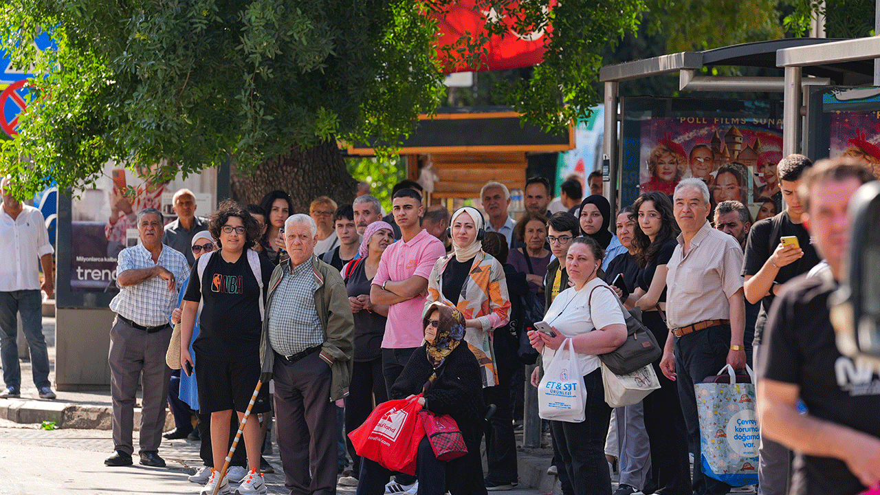Kimisi ‘odunu koysan onu seçerim’ diyordu işte sonuç! Laik İzmir'de hayat felç
