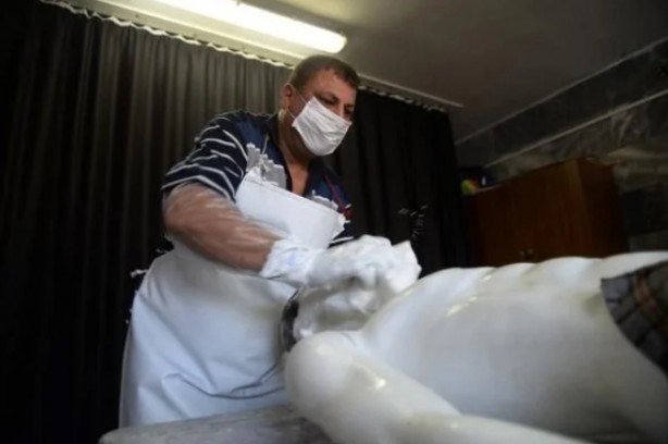 Foto - Kimse bunu beklemiyordu! Koronalı cesetleri silikonlayıp...