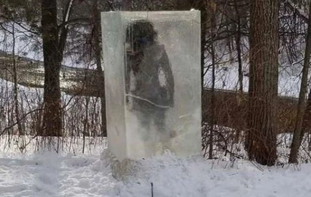 Kimse gözlerine inanamadı! Parkta donmuş halde bulundu