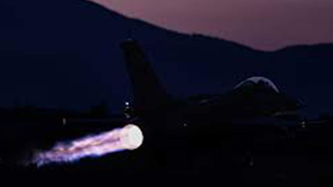 Foto - Kimse inanamadı! Türk savaş uçaklarından bomba beklerken atılan şey herkesi şaşkına çevirdi