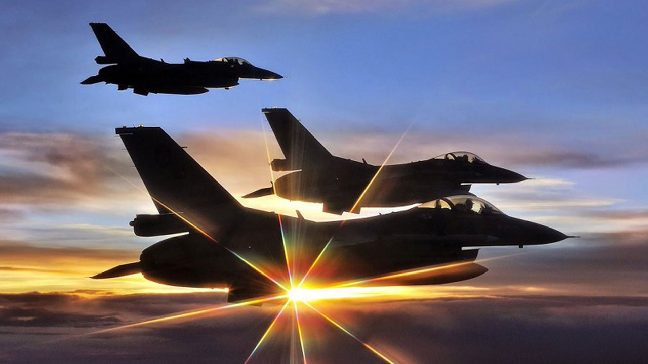 Foto - Kimse inanamadı! Türk savaş uçaklarından bomba beklerken atılan şey herkesi şaşkına çevirdi