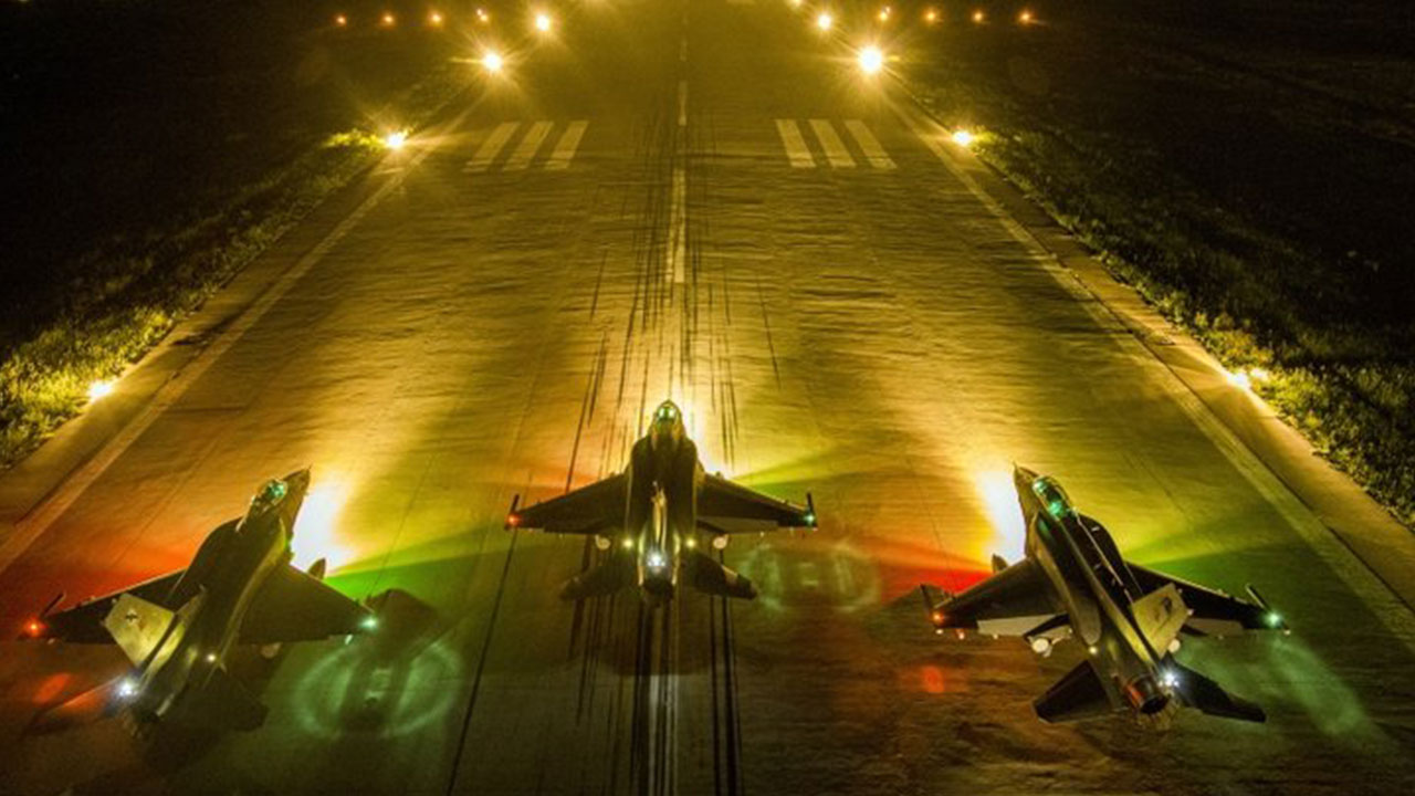 Kimse inanamadı! Türk savaş uçaklarından bomba beklerken atılan şey herkesi şaşkına çevirdi